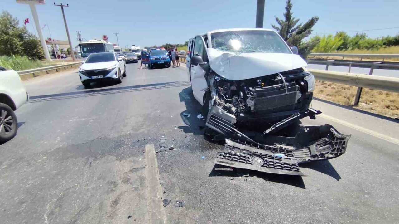 Antalya’nın Manavgat ilçesinde tur minibüsünün aynı istikamette seyir halindeki tur