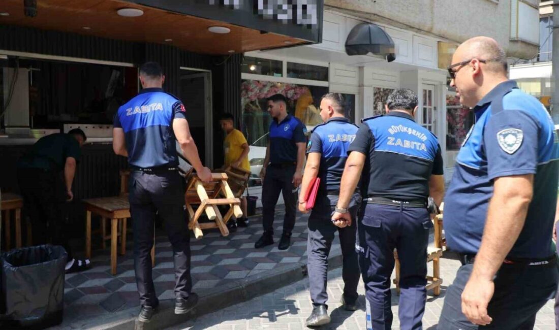 Turgutlu Belediyesi Zabıta Müdürlüğü ekipleri, kaldırımların yayaların kullanımına uygun hale