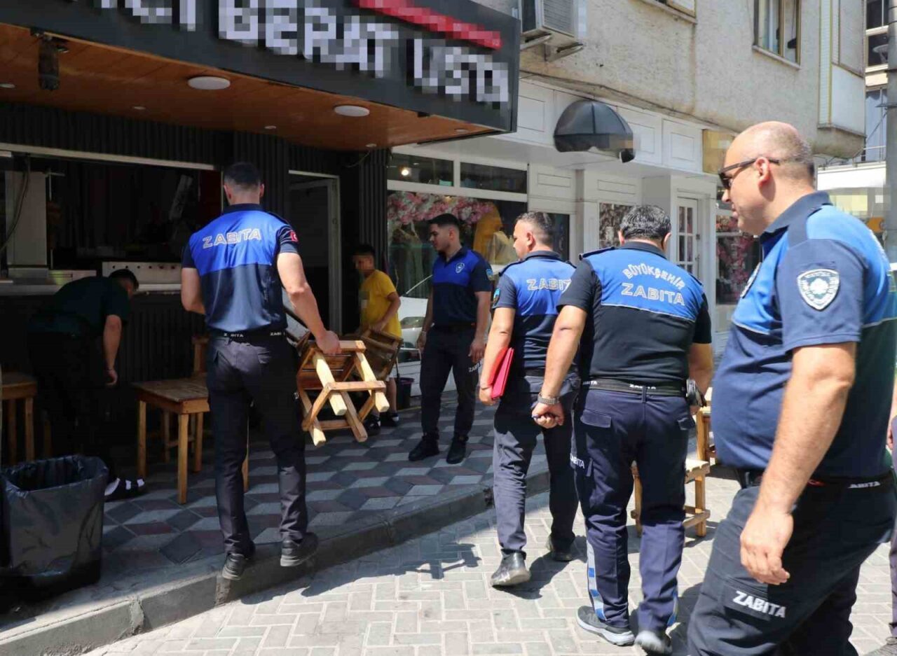 Turgutlu Belediyesi Zabıta Müdürlüğü ekipleri, kaldırımların yayaların kullanımına uygun hale
