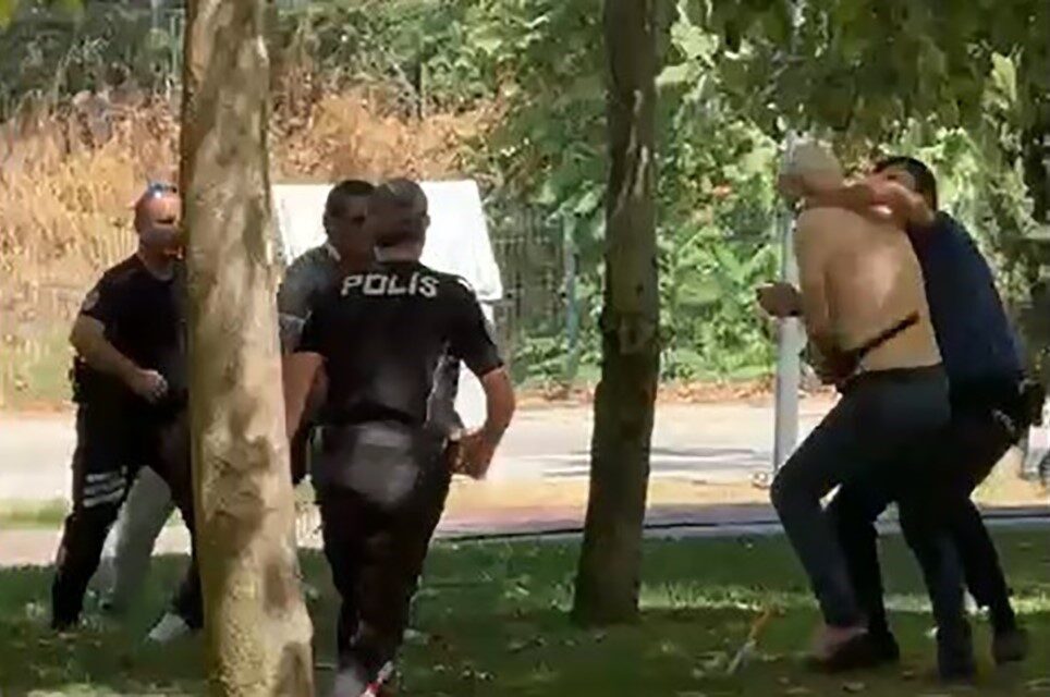 Manisa’nın Turgutlu ilçesinde kadın esnafı bıçakla tehdit eden alkollü şahıs