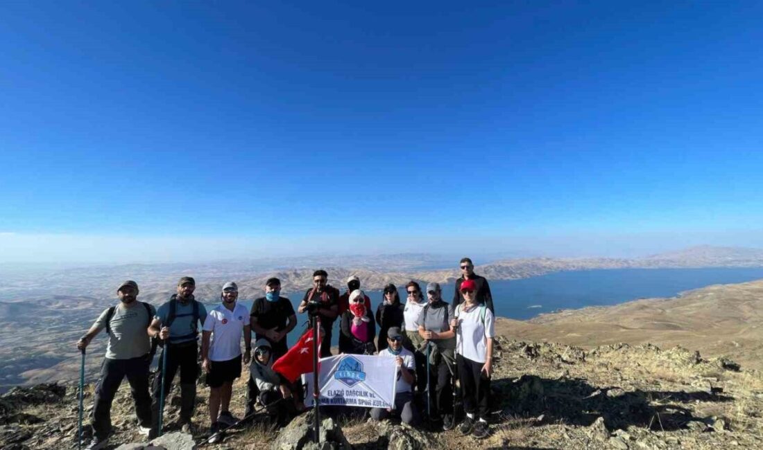 Elazığ’da 30 Ağustos Zafer Bayramı kapsamında düzenlenen etkinlikte Türk Bayrağı