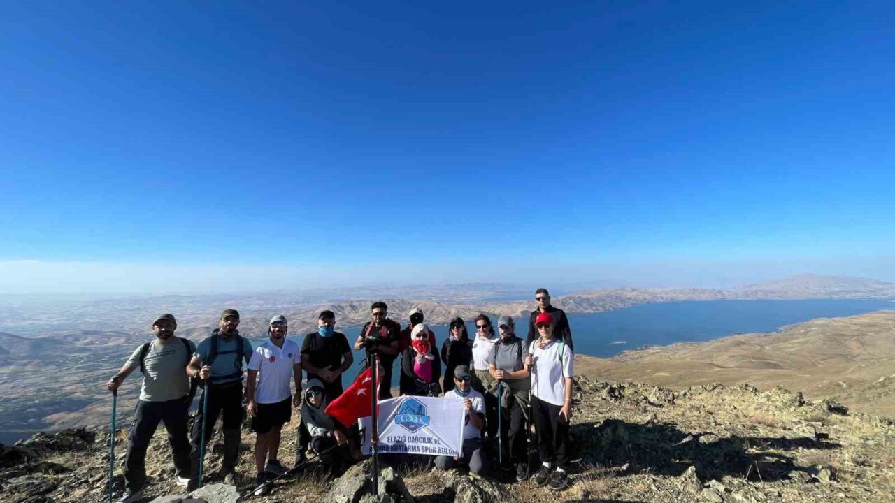 Elazığ’da 30 Ağustos Zafer Bayramı kapsamında düzenlenen etkinlikte Türk Bayrağı