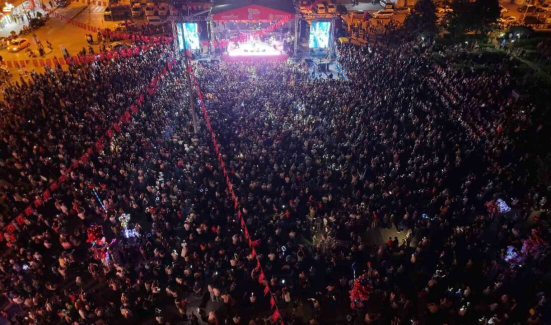 Kırıkkale’de 30 Ağustos Zafer Bayramı, Cumhuriyet Meydanı’nda düzenlenen konserle coşkuyla
