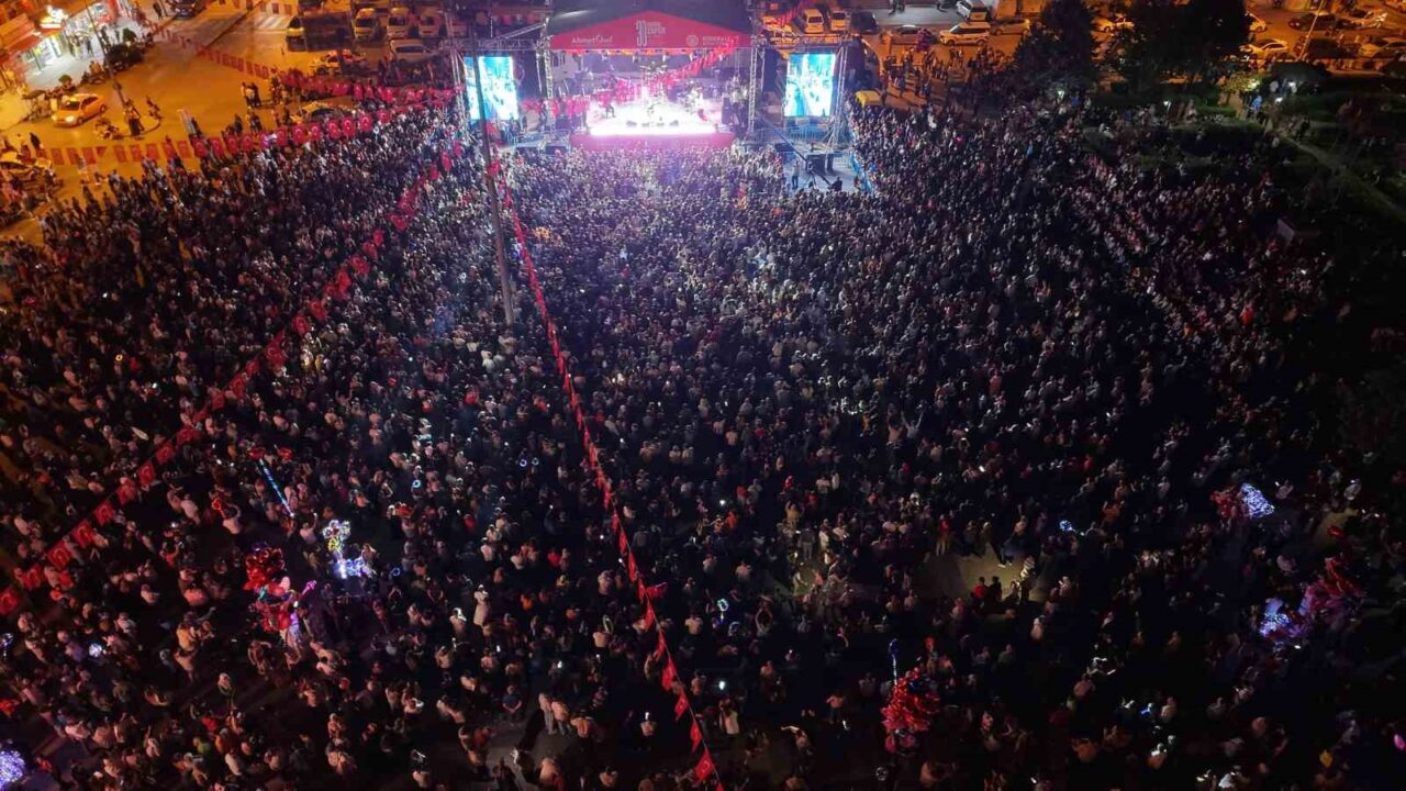 Kırıkkale’de 30 Ağustos Zafer Bayramı, Cumhuriyet Meydanı’nda düzenlenen konserle coşkuyla