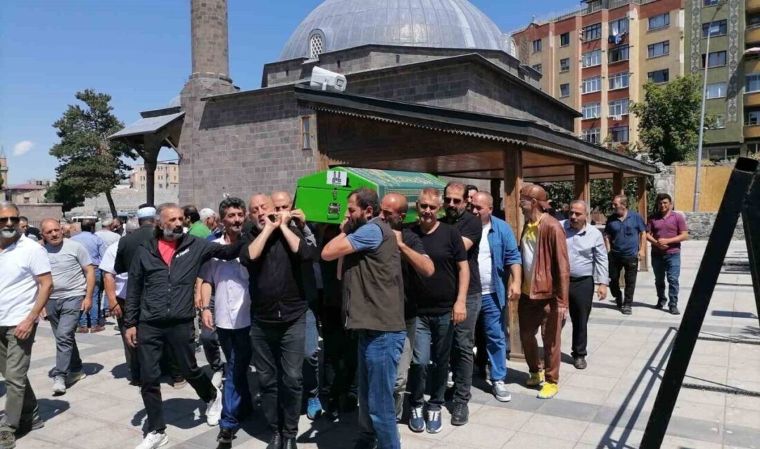TRT Erzurum Radyosu’nun emekli sanatçısı Bahattin Karakoç, Narmanlı Cami’de kılınan