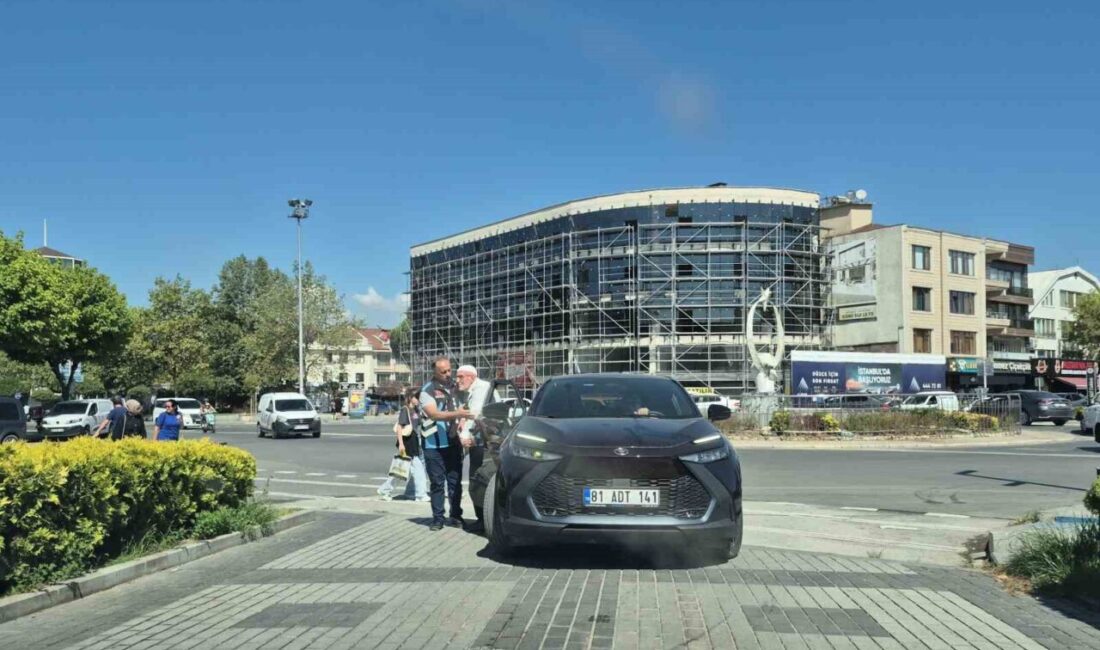 DÜZCE(İHA) – Düzce’de görevli trafik polisi Hüseyin Akyol, valiliğe otomobil
