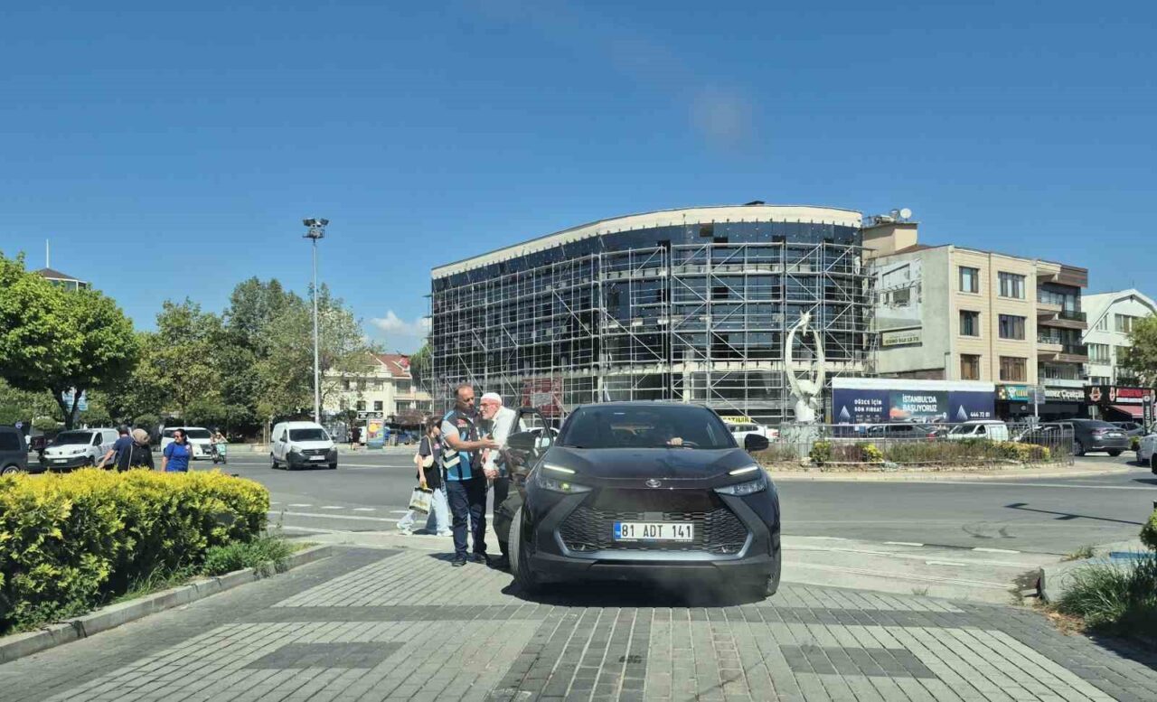 DÜZCE(İHA) – Düzce’de görevli trafik polisi Hüseyin Akyol, valiliğe otomobil