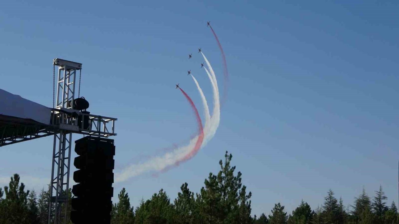 Türk Hava Kuvvetleri’nin dünyaca ünlü akrobasi timi Türk Yıldızları, 30