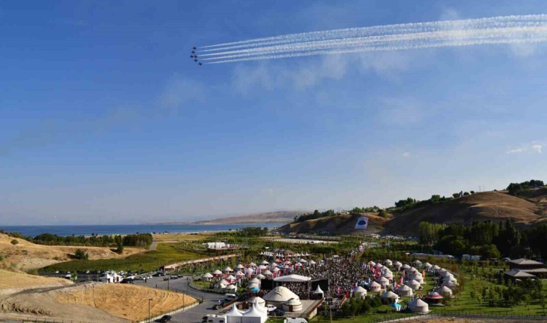 Bitlis’in Ahlat ilçesinde Türk Yıldızları’nın gösterisi nefes kesti. Bitlis’in Ahlat