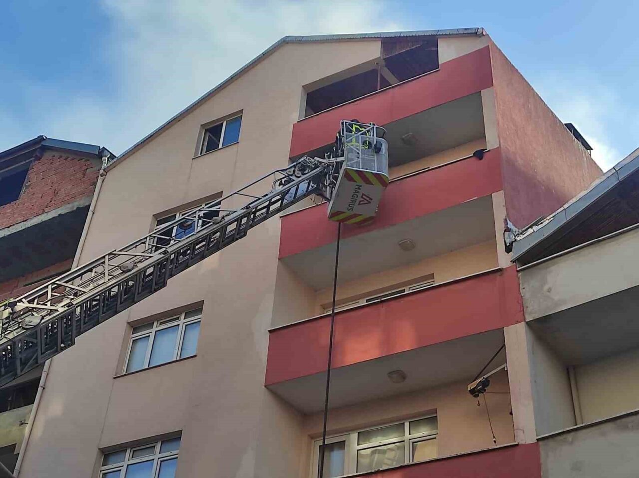 Sinop’un Türkeli ilçesinde bir apartman dairesinde çıkan yangın, itfaiye ekiplerinin