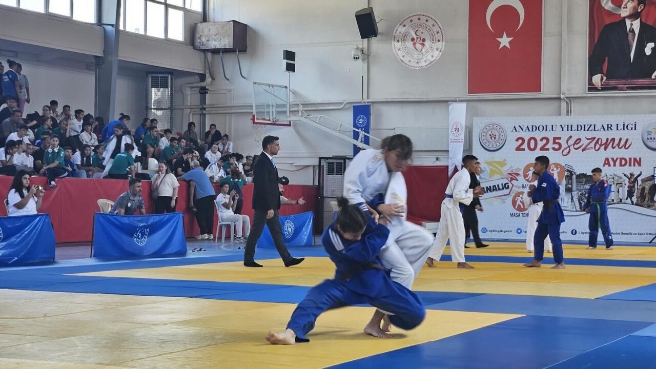 Aydın’ın Koçarlı ilçesi ev sahipliğinde gerçekleştirilen Türkiye şampiyonasında mindere çıkan