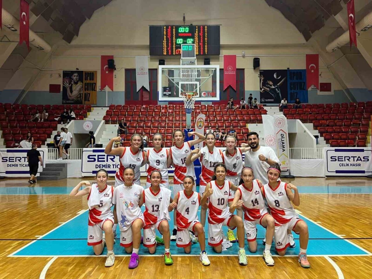 Analig Basketbol Türkiye Finalleri’nde Düzce kız takımı Türkiye üçüncüsü oldu.