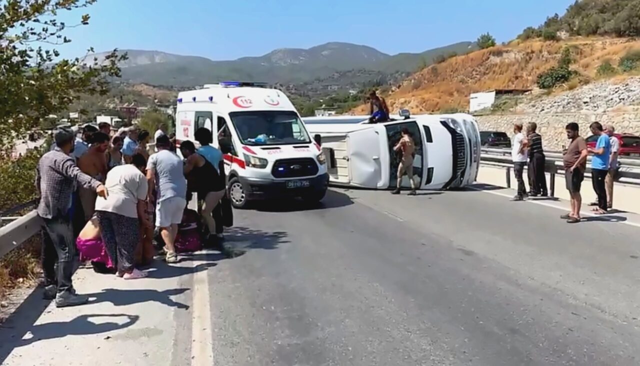 Aydın’ın Söke ilçesinde turistleri taşıyan tur midibüsünün devrilmesi sonucu meydana