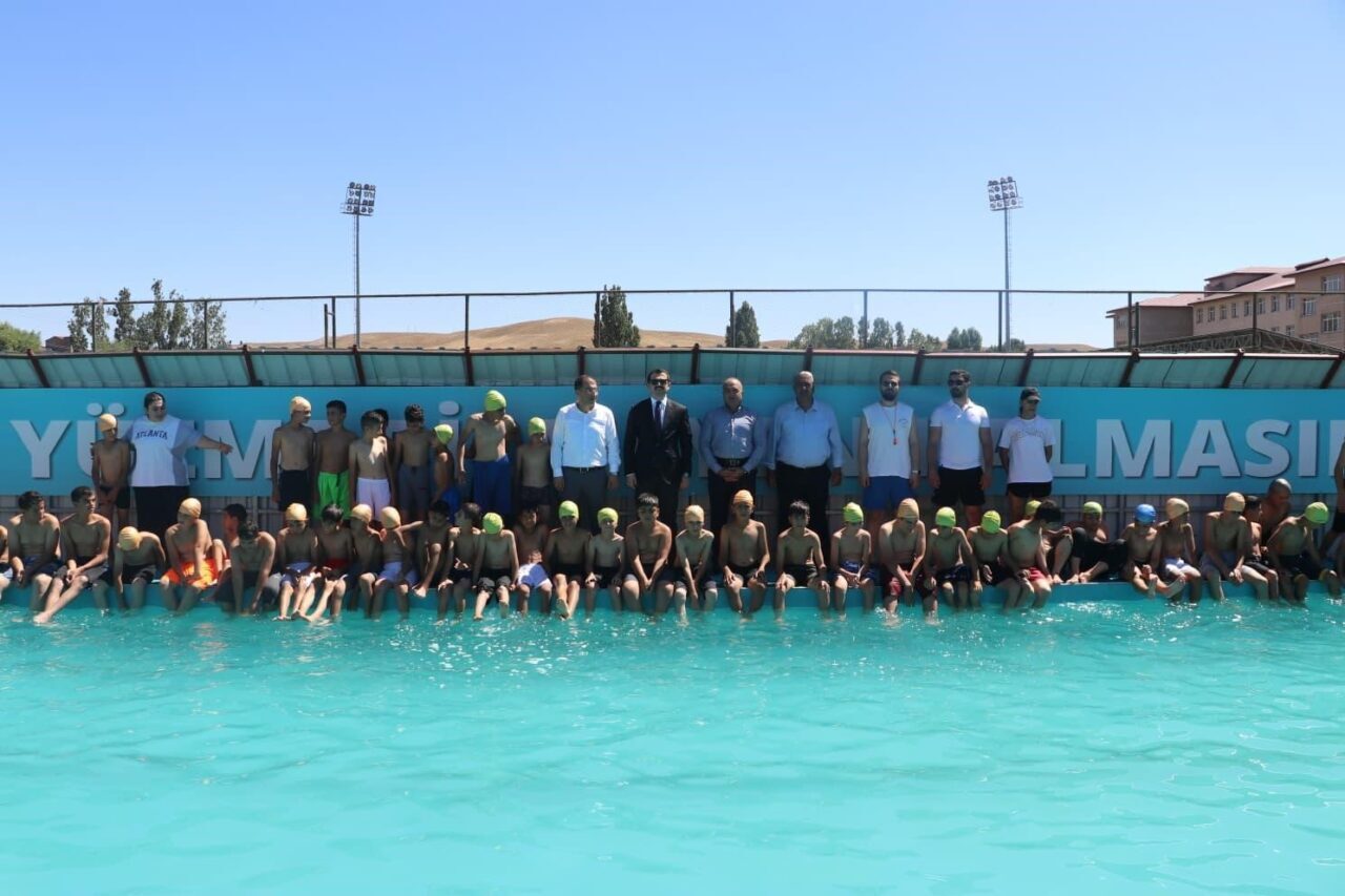 Ağrı’nın Tutak ilçesinde hizmete giren portatif yüzme havuzu, düzenlenen programla