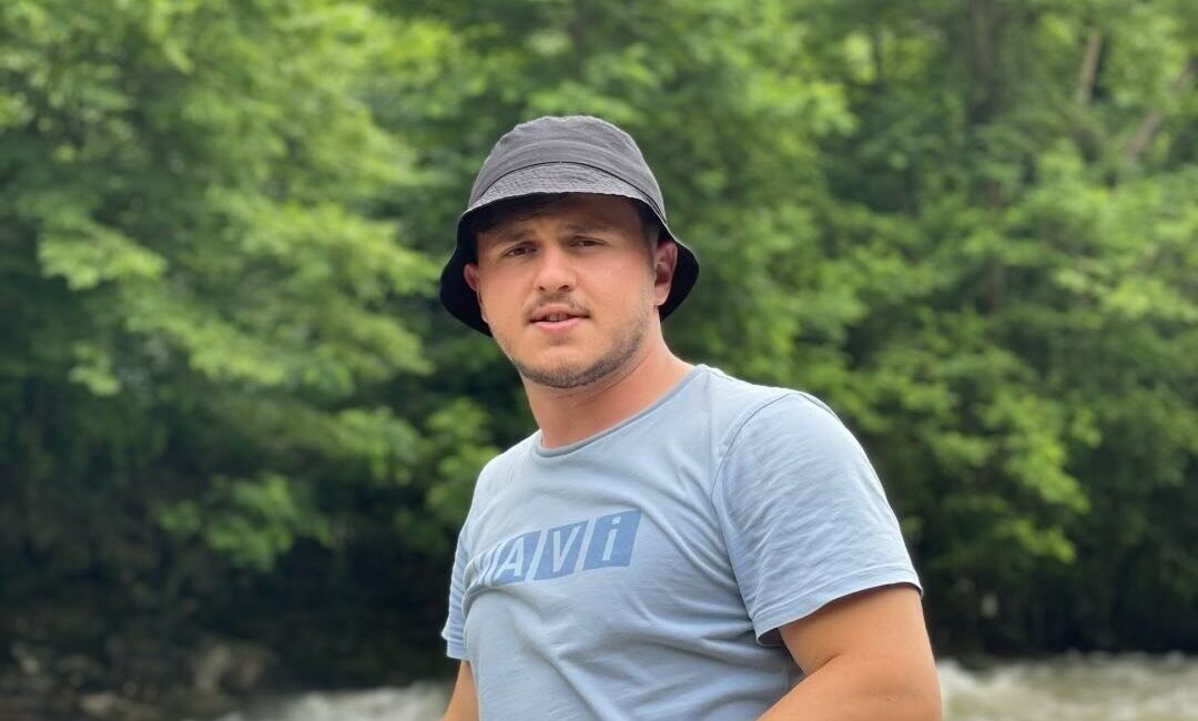 Düzce (İHA) – Düzce’nin Cumayeri ilçesinde bir genç, tutukluk yapan