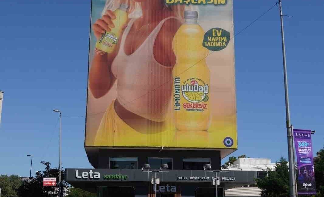 Uludağ İçecek tarafından kiralanan Maslak-Levent hattındaki devasa duvar reklam alanında