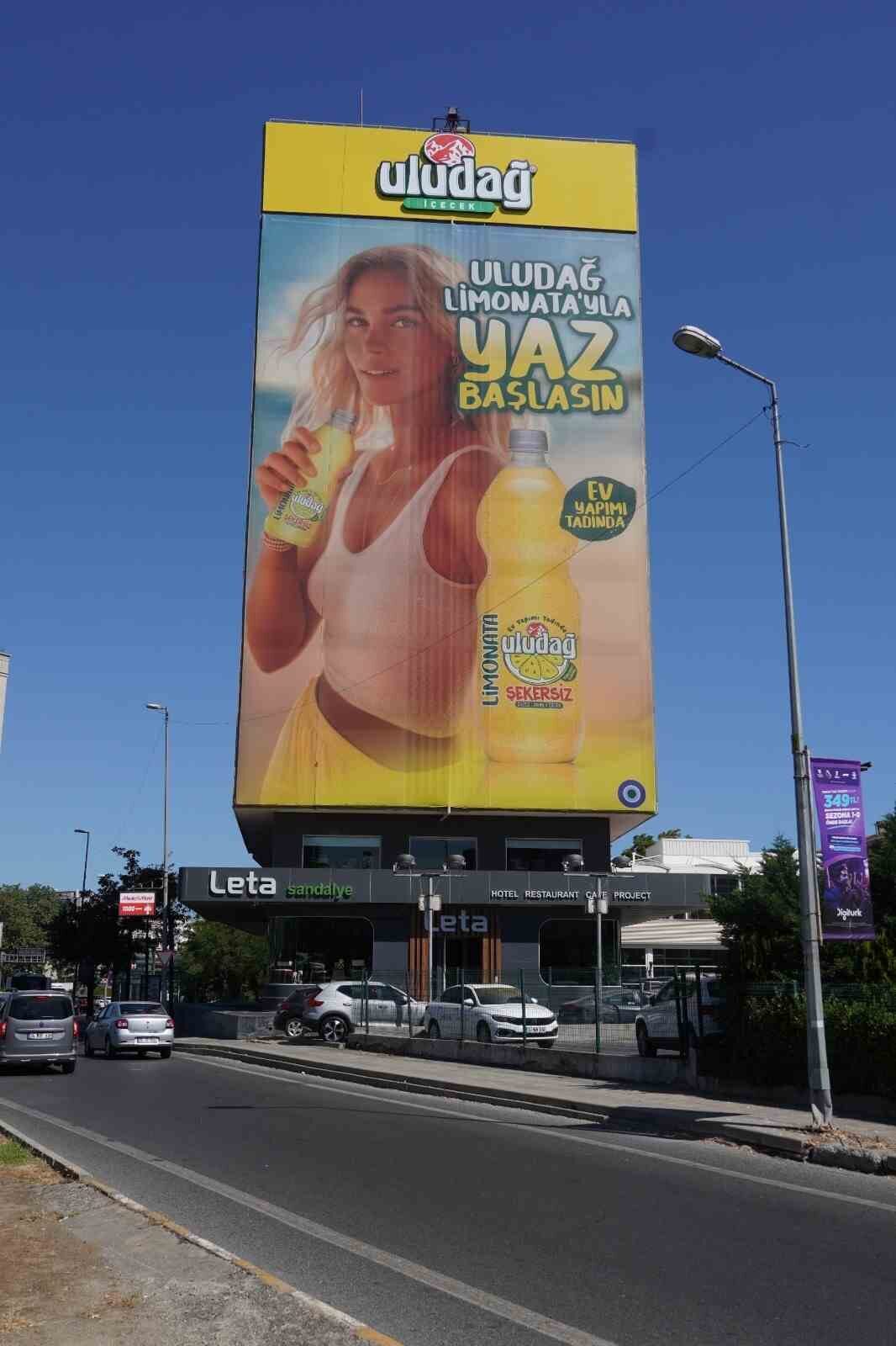 Uludağ İçecek tarafından kiralanan Maslak-Levent hattındaki devasa duvar reklam alanında