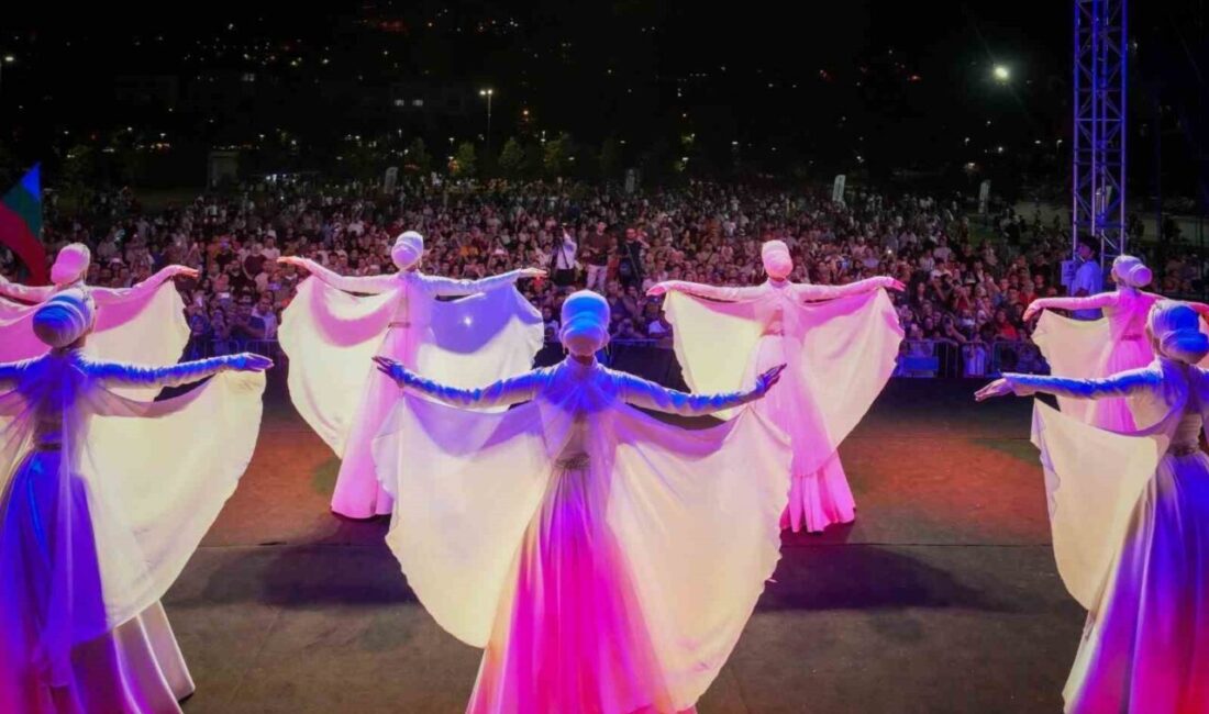 Trabzon’da ’Dünya Barışı İçin Horon ile El Ele’ sloganıyla düzenlenen