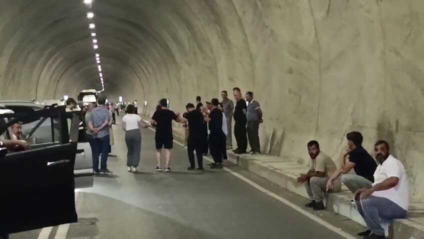 Erzurum-Artvin karayolunun tek geçiş güzergâhı olan Şilankâr Viyadüğü’nde yaşanan kayma