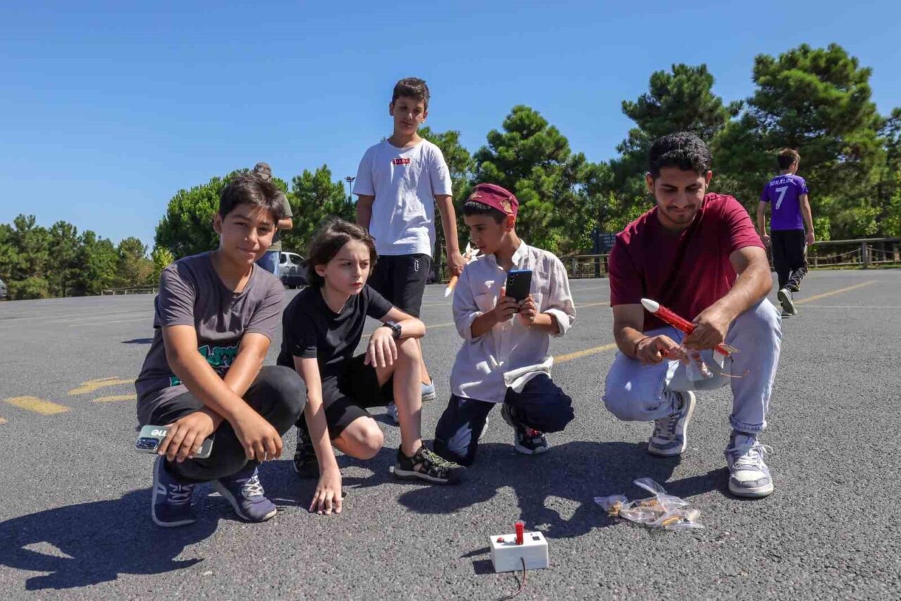 Ümraniye Belediyesi Şehit Mühendis Zahide Güçlü Ekici Bilim Merkezi’nde, gençlerin