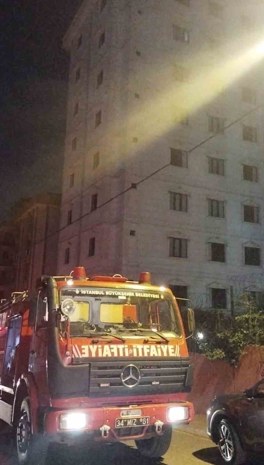Ümraniye’de bir otelin koridorunda yangın, itfaiye ekiplerinin müdahalesiyle söndürüldü. Olay,
