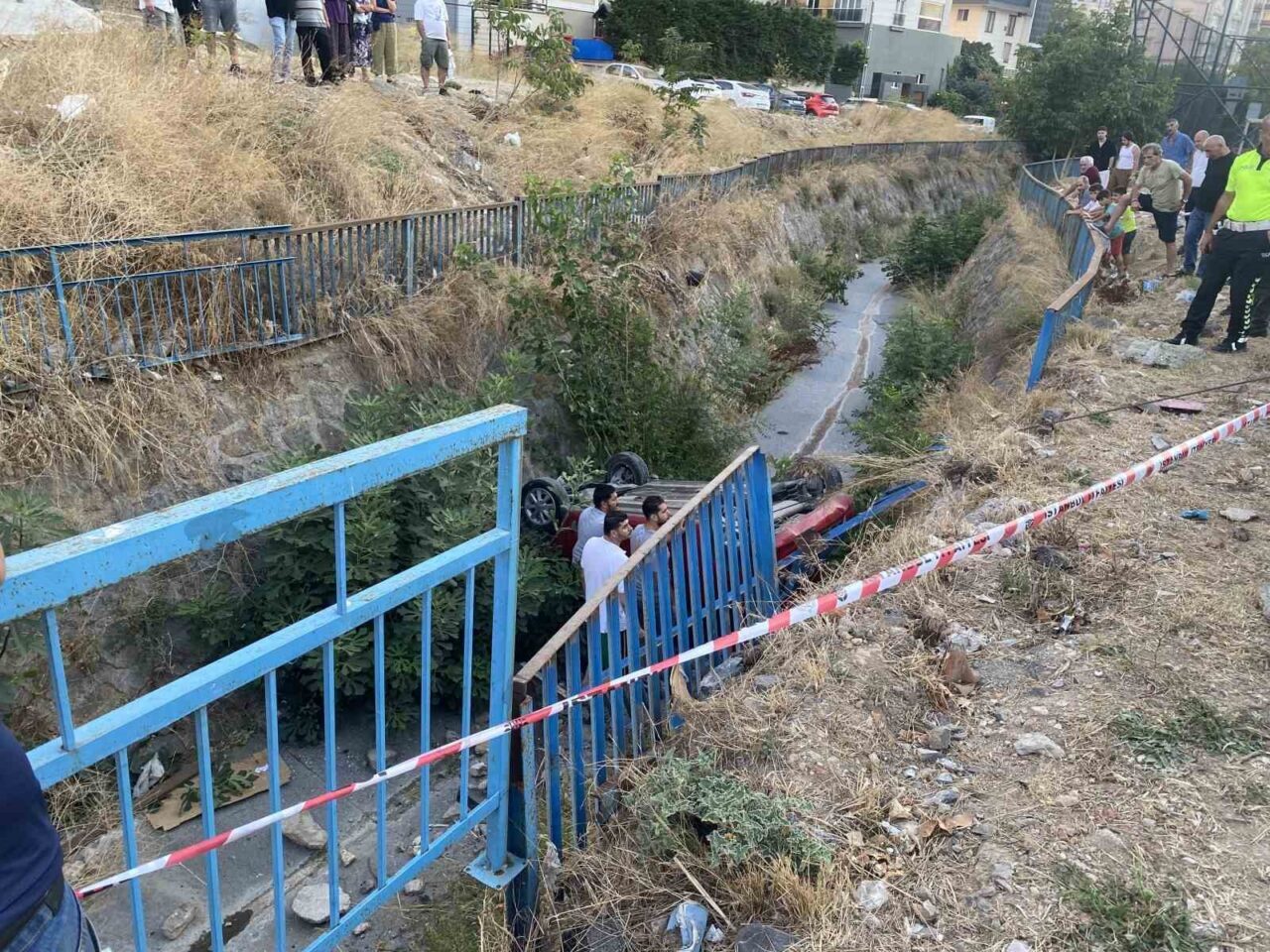 Ümraniye’de iki otomobilin çarpıştığı kazada sürücüsünün kontrolünü kaybettiği bir araç