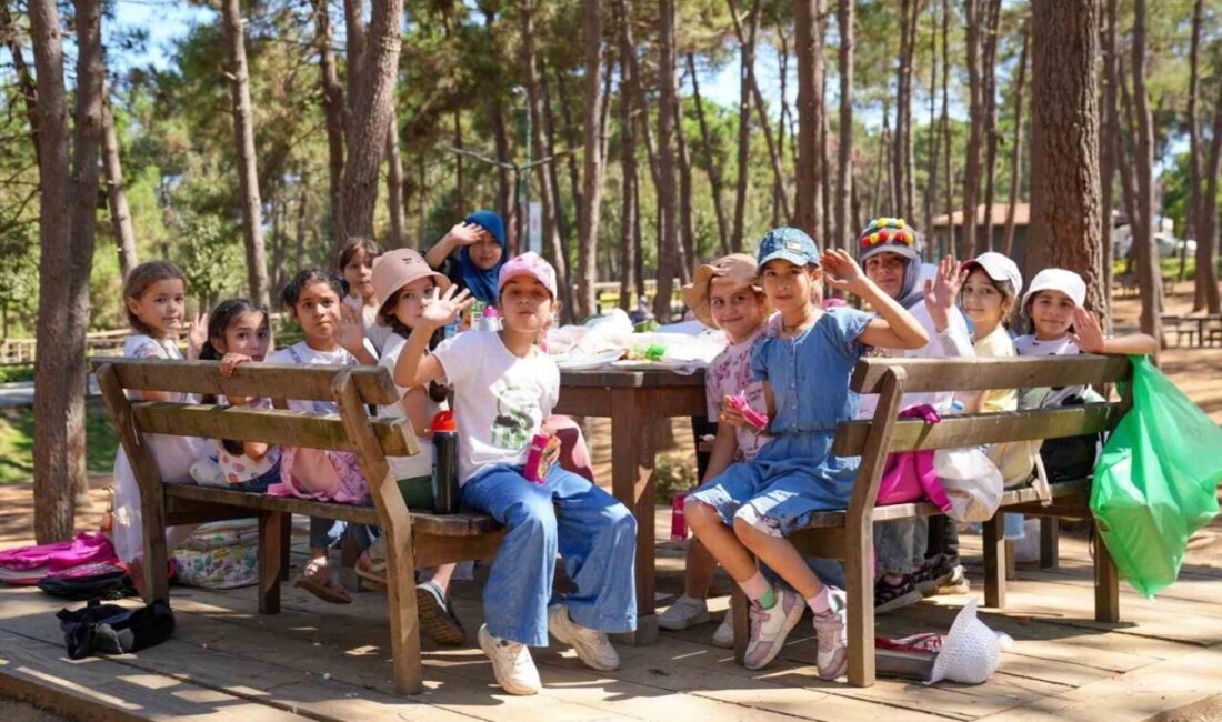 Ümraniye Belediyesi Yaz Kur’an Kurslarına katılan öğrenciler piknik etkinliğinde bir