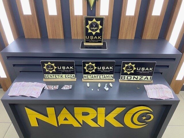 Uşak’ta polis ekiplerinin şüphe üzerine durdurduğu motosiklette uyuşturucu maddeler ele