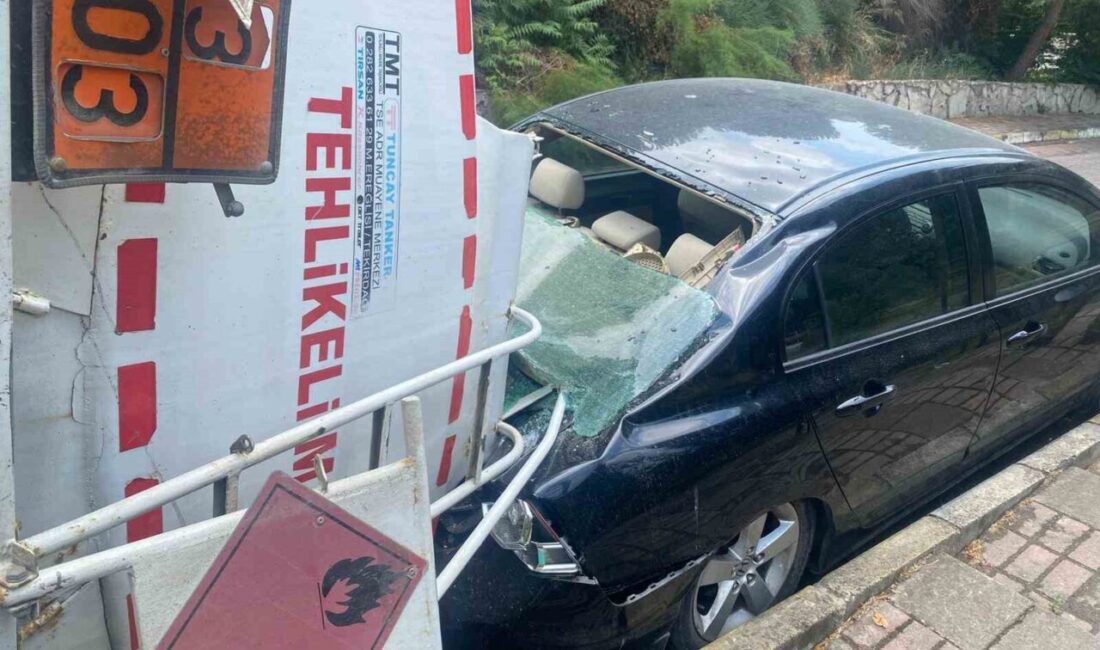 Üsküdar’da dik bir yokuşta kontrolden çıkan akaryakıt yüklü tanker devrildi.