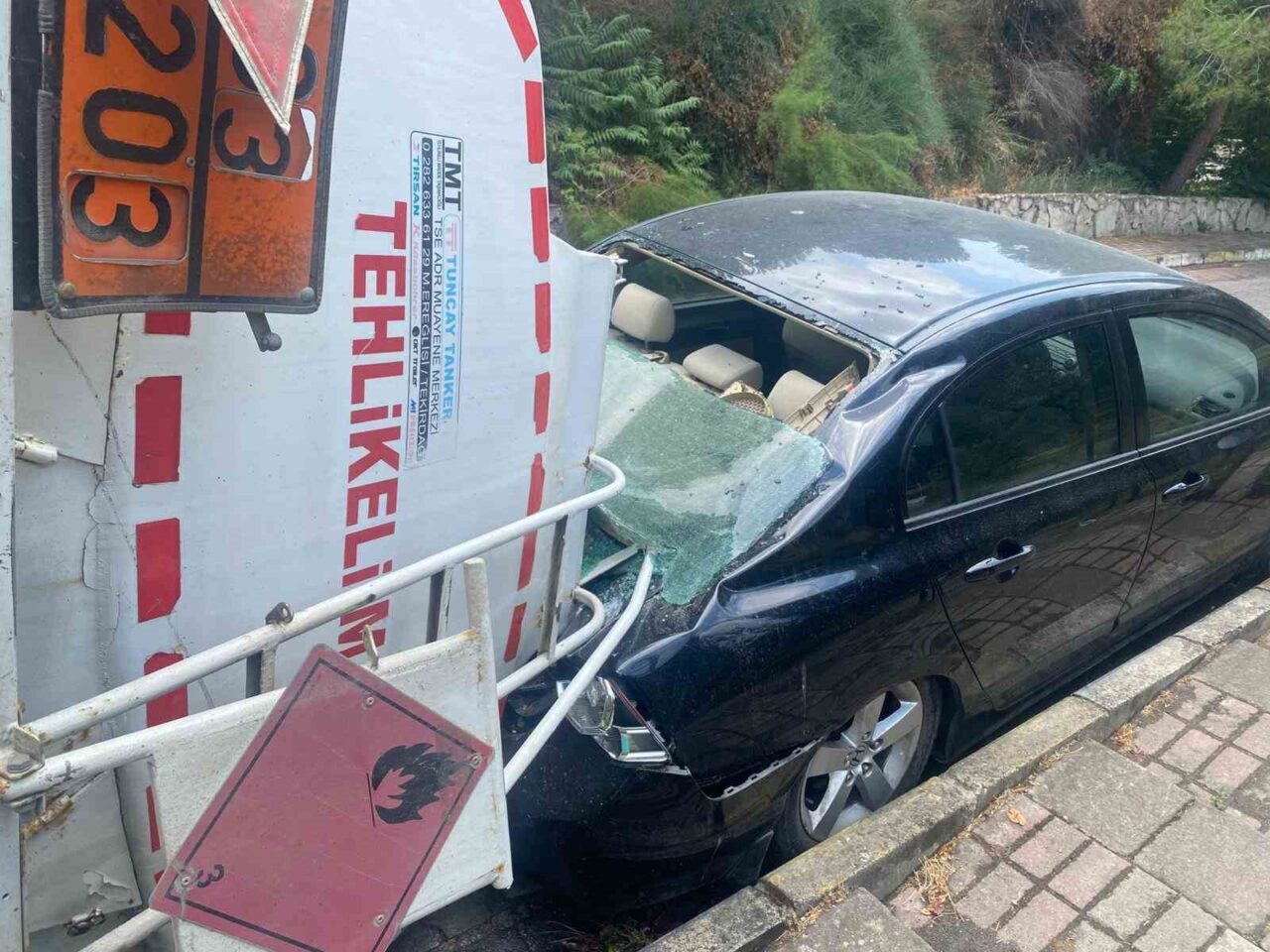 Üsküdar’da dik bir yokuşta kontrolden çıkan akaryakıt yüklü tanker devrildi.