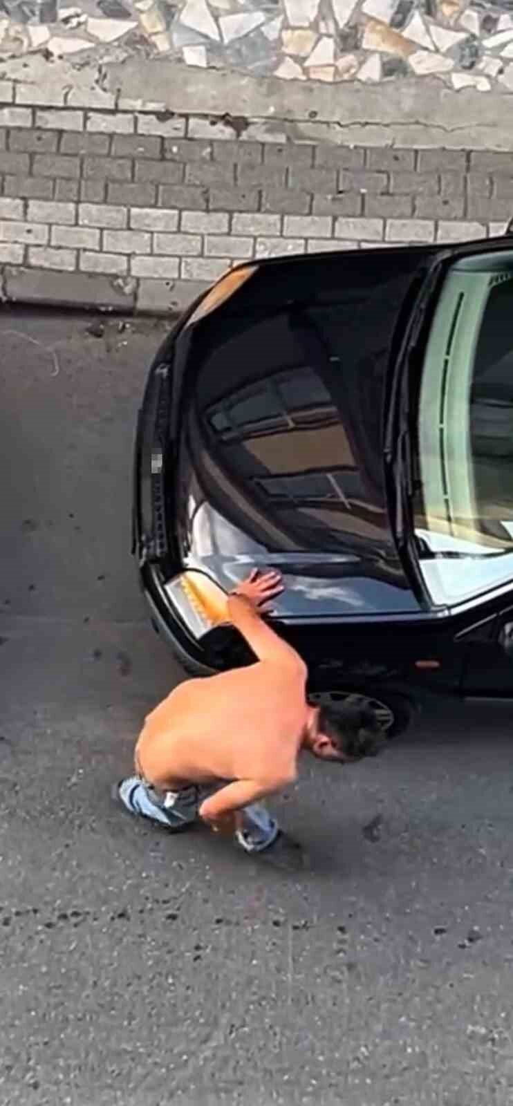 Üsküdar’da sabah saatlerinde elinde satır olan bir şahıs, park halindeki