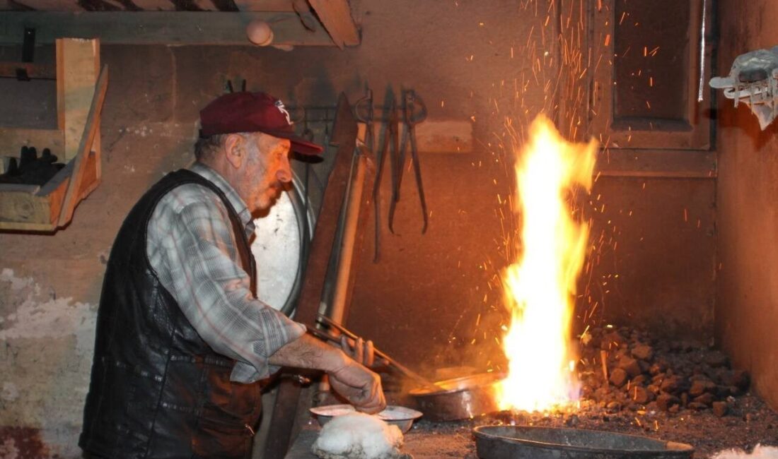 Bayburt’ta bakır, kalay işiyle uğraşan 69 yaşındaki Hanefi Sarıkaya, 11