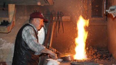 Bayburt’ta bakır, kalay işiyle uğraşan 69 yaşındaki Hanefi Sarıkaya, 11