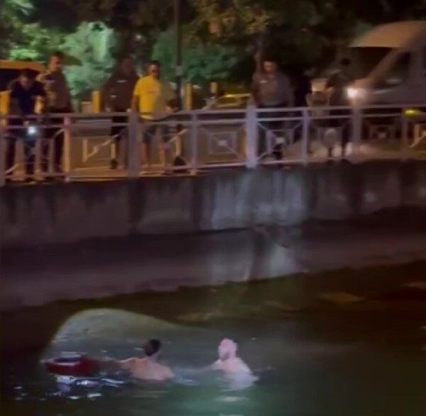 Adana’da bir kişi polis uygulamasına girmemek için aracından inip sulama