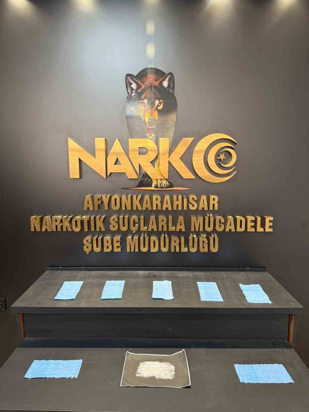 Afyonkarahisar’da polis ekiplerince gözaltına alınan 2 şahıs, ’Uyuşturucu Madde Ticareti