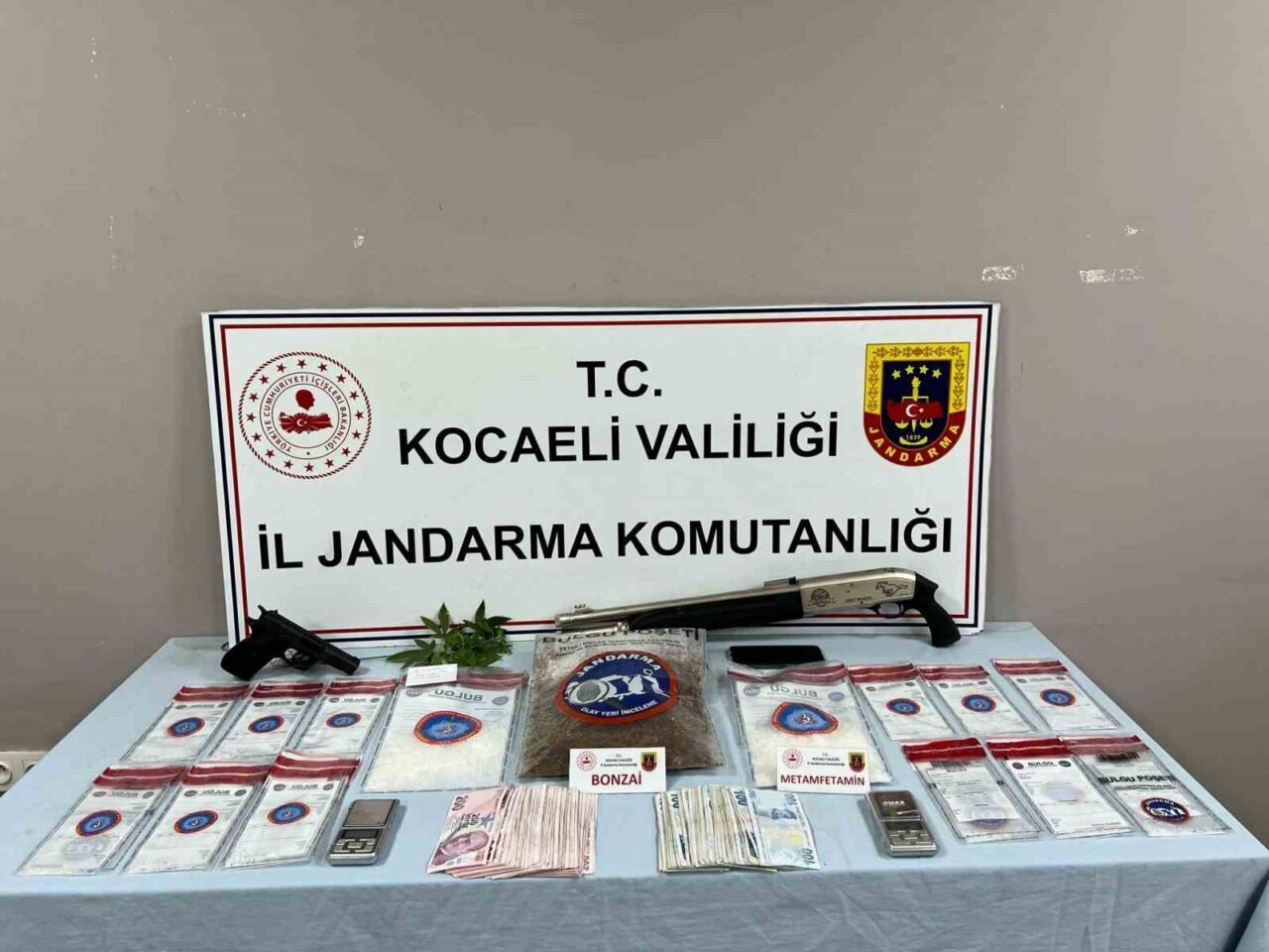 KOCAELİ (İHA) – Kocaeli’nin Gölcük ilçesinde takibe takılmamak için uyuşturucuya