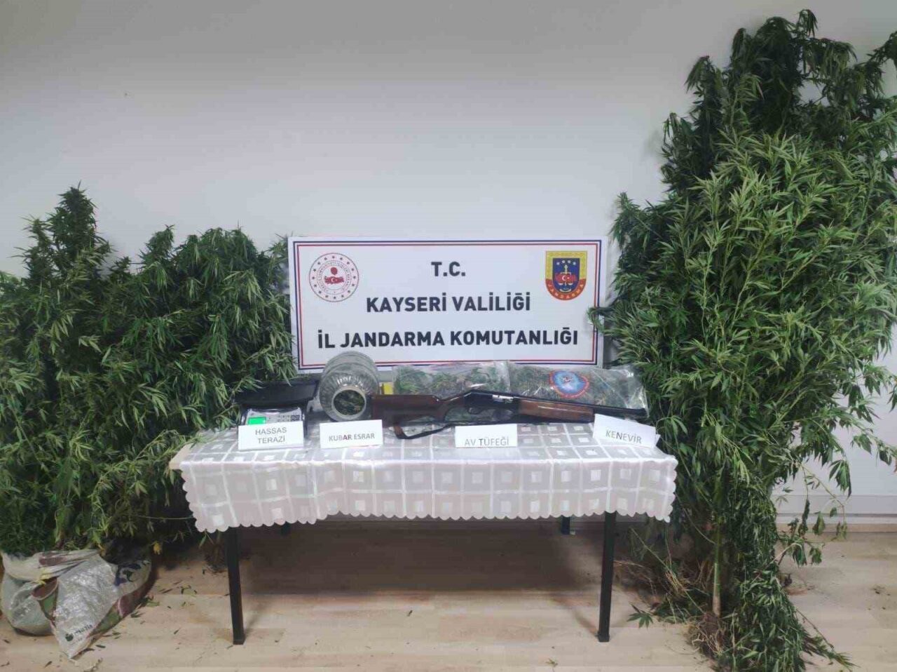 Kayseri’de jandarma ekipleri tarafından yapılan çalışmalarda; turşu bidonuna gizlenmiş 3