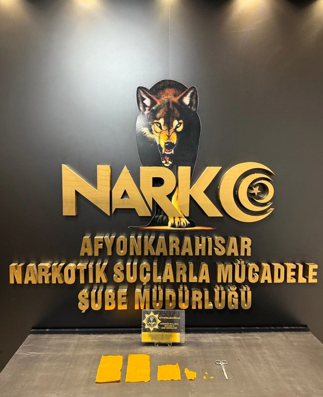 Afyonkarahisar’da polis tarafından gerçekleştirilen operasyonda uyuşturucu maddelerle yakalanan iki şahıs