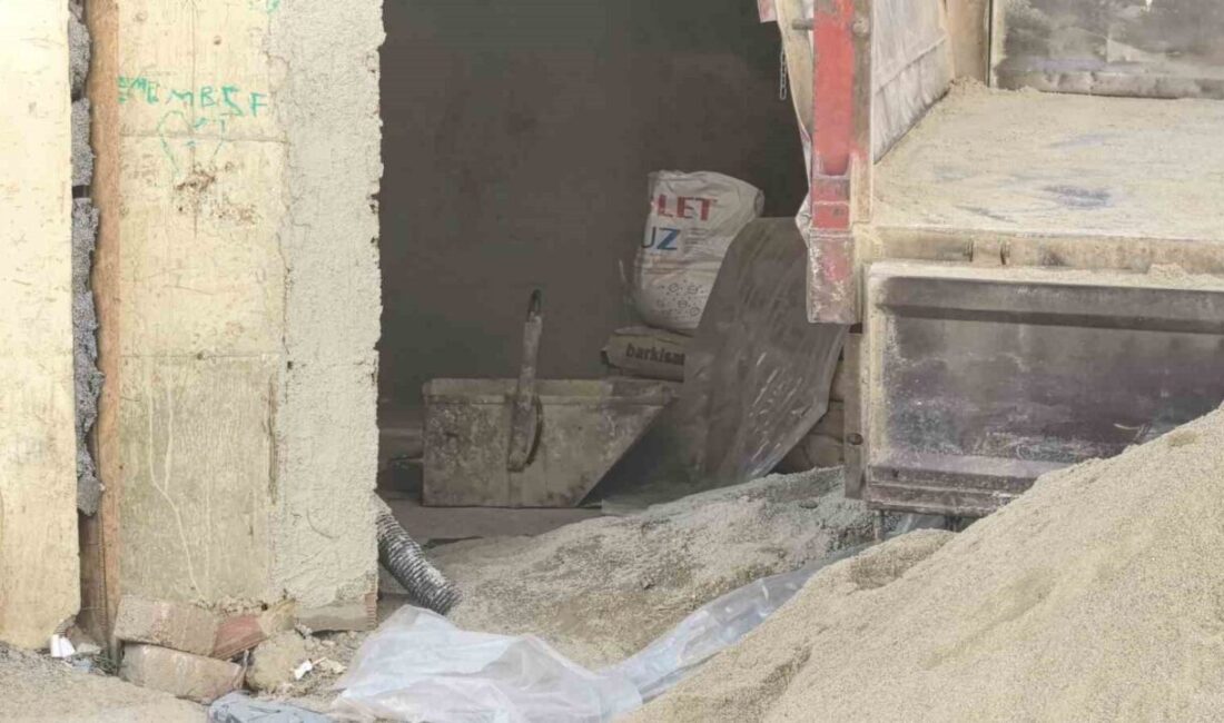 Bursa’nın İnegöl ilçesinde inşaatta üzerine kum dolu kova düşen işçi