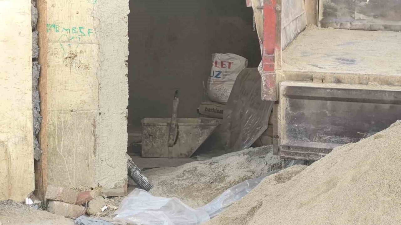 Bursa’nın İnegöl ilçesinde inşaatta üzerine kum dolu kova düşen işçi