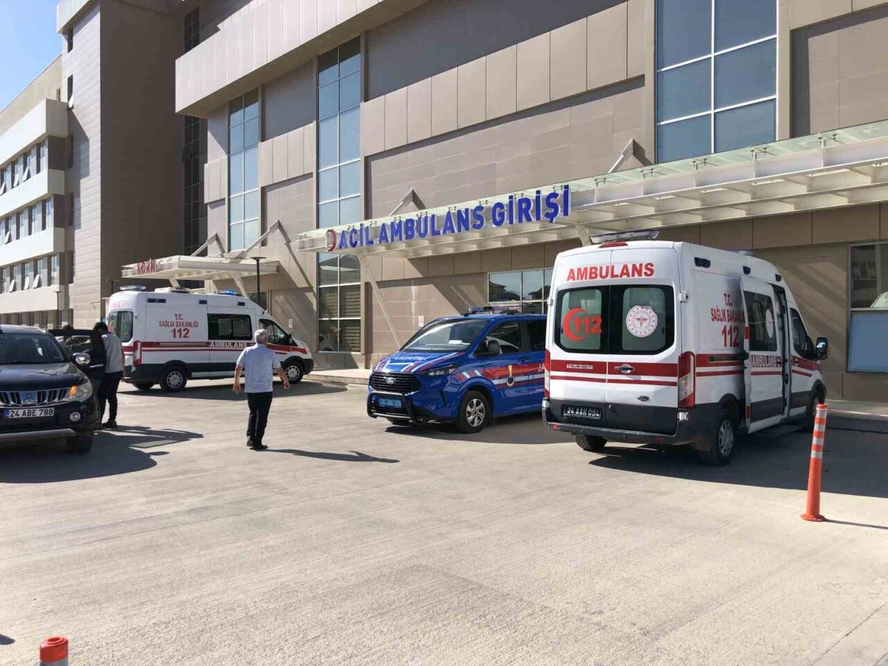 Erzincan-Çayırlı yolunda taş duvar yapımı işinde çalışan 2 işçi üzerlerine