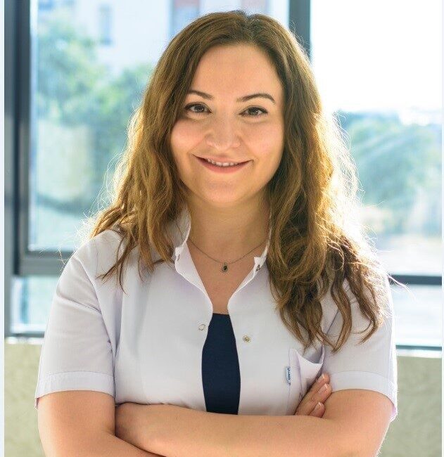 Op. Dr. Emel Peru Yücel, kulak zarı delik olan hastaların