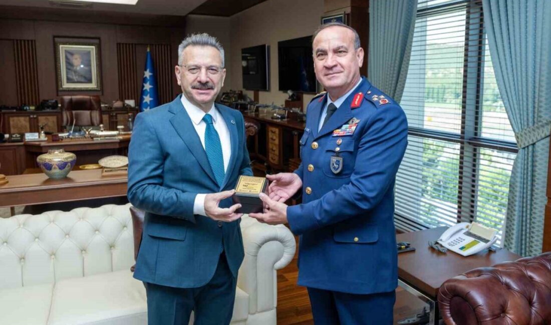 Eskişehir Valisi Hüseyin Aksoy, Hava Korgeneral Rafet Dalkıran’a iade-i ziyarette