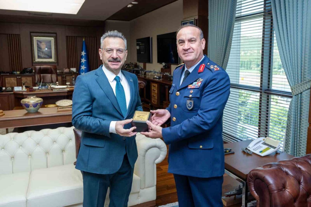 Eskişehir Valisi Hüseyin Aksoy, Hava Korgeneral Rafet Dalkıran’a iade-i ziyarette