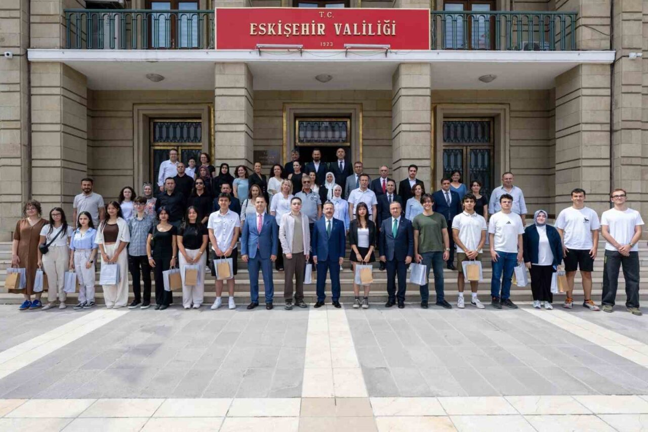 Eskişehir Valisi Hüseyin Aksoy, Yükseköğretim Kurumları Sınavı’nda (YKS) ilk 500’e