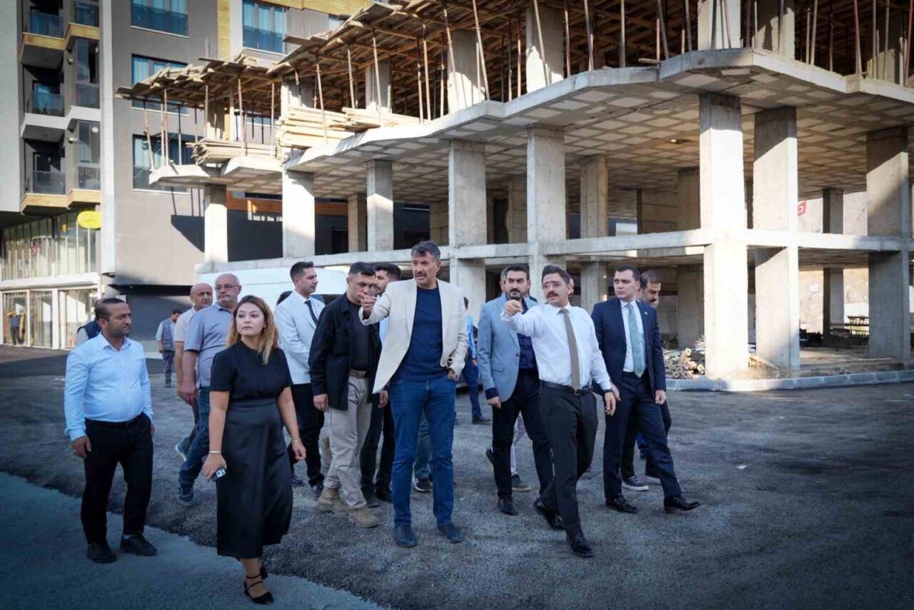 Hakkâri Valisi Ali Çelik, Hakkâri Devlet Hastanesi Acil Servis Girişine