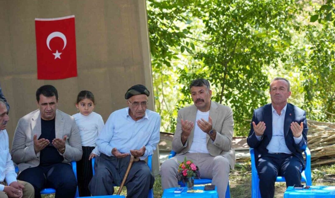 Hakkâri Valisi Ali Çelik, beraberindeki heyetle Şemdinli ilçesine bağlı Çalışkanlar