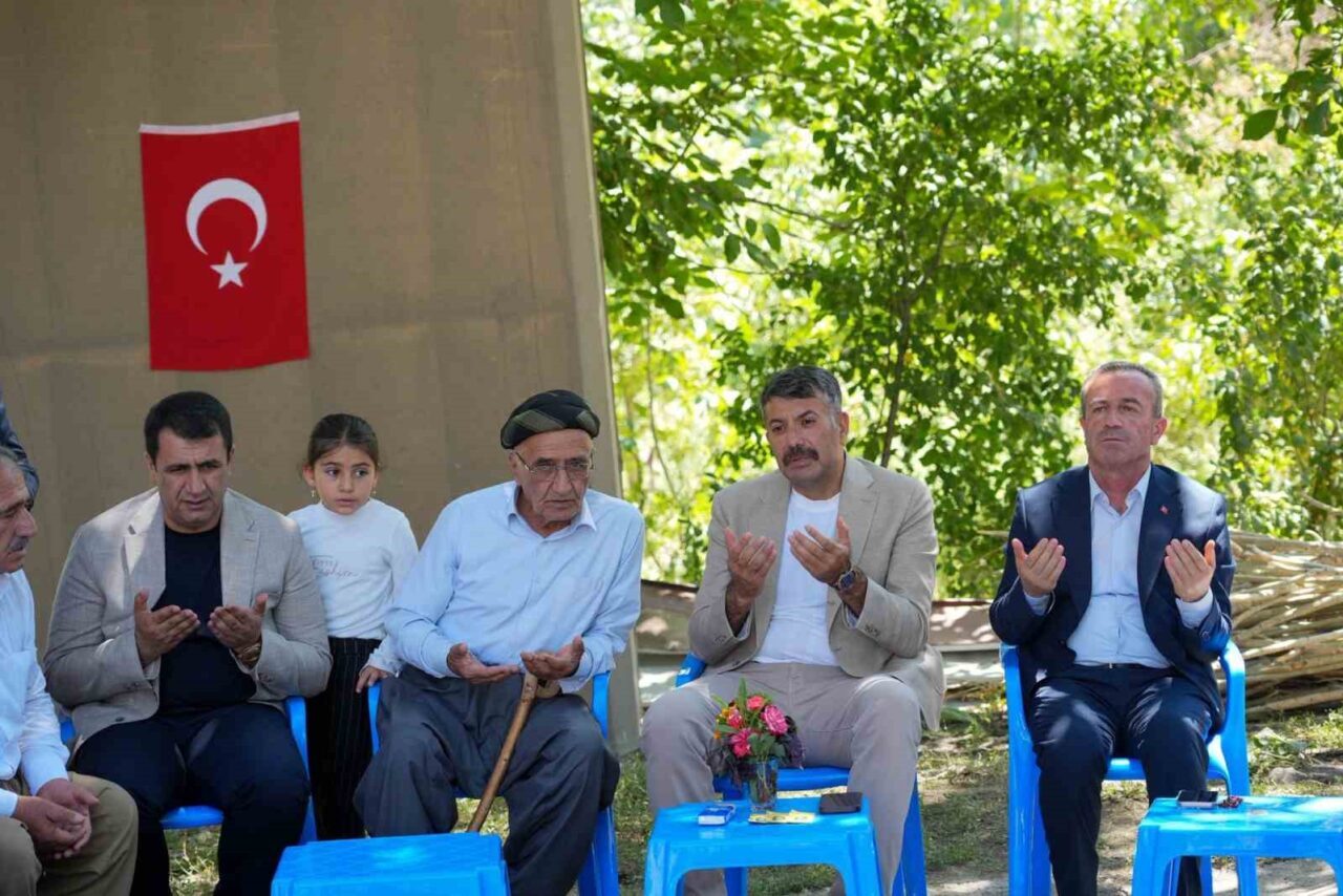 Hakkâri Valisi Ali Çelik, beraberindeki heyetle Şemdinli ilçesine bağlı Çalışkanlar