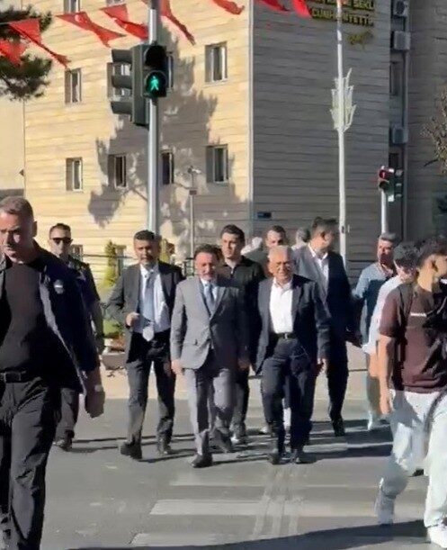 Kayseri Valisi Gökmen Çiçek ve beraberindeki heyet; yaya olarak gezdiği