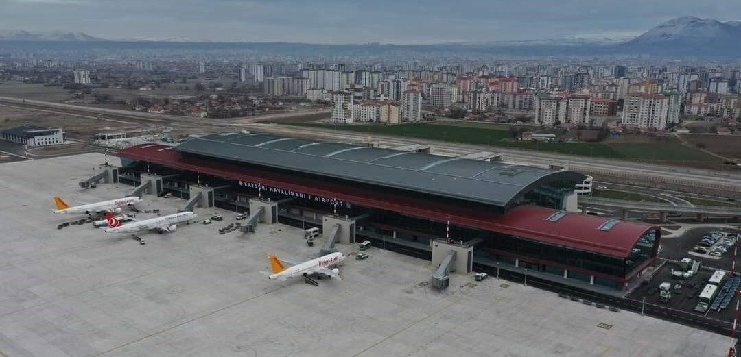 Kayseri Havalimanı’nda bagaj alımlarında yaşanan uzun bekleme süreleri artık tarihe